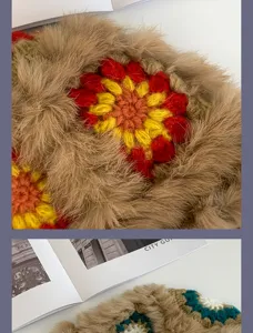 Detailansicht handgefertigter Häkelblumen Plüsch Fischerhut, winterwarme Strickmütze