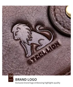 Primo piano macro dettagliato di un portafoglio in pelle marrone da uomo con logo leone in rilievo