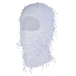 Vue détaillée de la cagoule blanche duveteuse, bonnet de fête drôle d'hiver en plein air.
