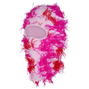 Detail de cagoule en tricot ébouriffé rose avec fil texturé doux et design de fête unique.