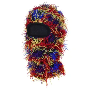 Détail de cagoule en tricot ébouriffé, design à franges colorées, coiffe d'extérieur amusante.