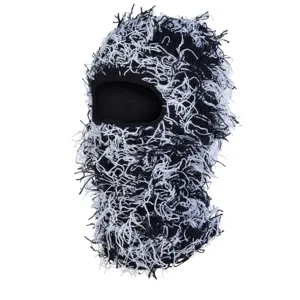 Vue détaillée de la cagoule duveteuse noire et blanche, masque de fête en plein air.