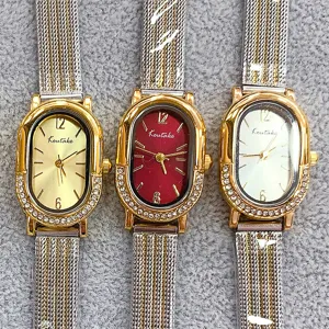 Élégante montre pour femme ovale avec lunette en strass et bracelet en maille, chic.
