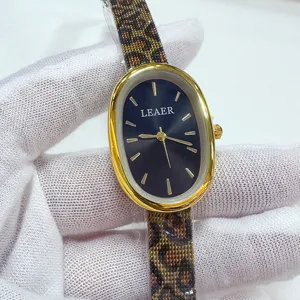 Vista di dettaglio ravvicinata orologio donna al quarzo ovale lunetta oro cinturino maglia