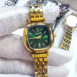 Primo piano dettagliato dell'orologio da donna LEAER quadrato dorato con quadrante verde.