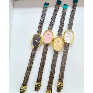 Orologio da donna al quarzo ovale alla moda con cinturino leopardato e cassa in oro.