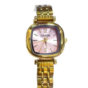 Orologio da donna elegante con quadrante quadrato rosa e cinturino in metallo dorato, chic.