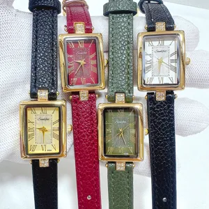 Primer plano de relojes de mujer rectangulares vintage con correas de cuero y esferas romanas.