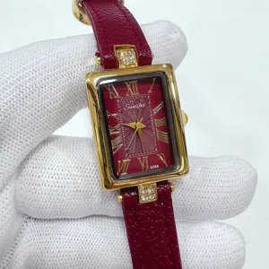 Reloj de mujer vintage rectangular de cuero SUNLIFEX con números romanos y esfera roja