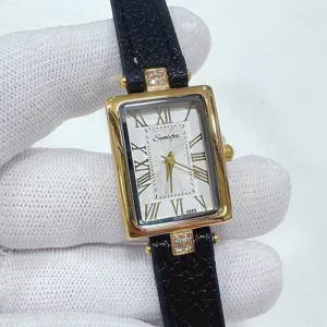 Reloj de pulsera vintage rectangular para mujer con números romanos y correa de cuero negro elegante.