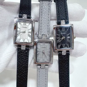 Reloj mujer vintage rectangular SUNLIFEX detalle, números romanos correa de cuero.
