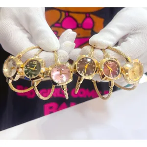 Orologio da donna al quarzo con cinturino in filo d'acciaio, quadrante quadrato e strass.