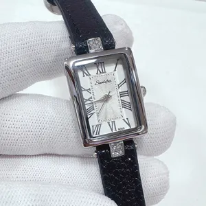 Reloj de cuarzo para mujer vintage rectangular con esfera de números romanos y correa de cuero.
