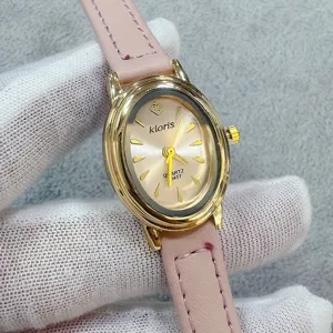 Kloris ovaal dames lederen horloge gouden kast roze band vintage quartz horloge detail