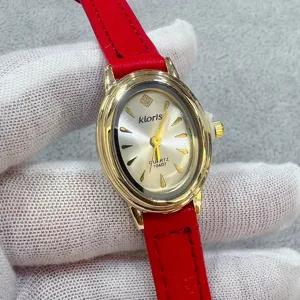 Kloris ovalen quartz dameshorloge met rode lederen band en gouden wijzerplaat detail