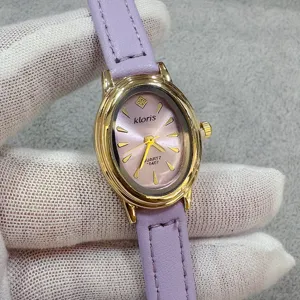 Gedetailleerd overzicht van het elegante ovale horloge met een roze wijzerplaat en band.