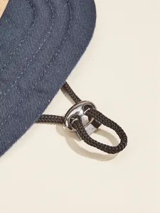 Haustier Sonnenhut verstellbarer Kordelzug Detail, blauer Stoff mit Metallschnalle.