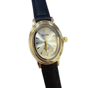 Elegante vintage ovale quartz dameshorloge met goudkleurige kast en zwarte lederen band.