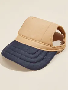 Hund Sonnenblende Detailansicht, atmungsaktives Ohrlochdesign, lässige Haustiermütze.