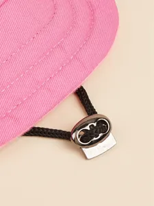Haustier Sonnenhut Detailansicht mit rosa Stoff, schwarzem Kordelzug und Metallschnalle.