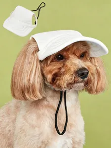 Nahaufnahme des niedlichen weißen Haustier-Sonnenvisiers für Hunde, zeigt den verstellbaren Gurt.