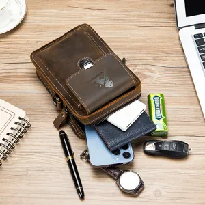 Dettaglio marsupio in vera pelle vintage con grande capacità e tasche multifunzione.
