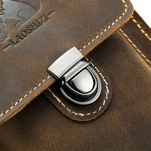 Dettaglio della custodia per cellulare da cintura in vera pelle, astuccio marrone vintage.