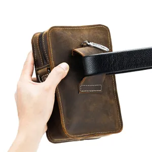 Dettaglio marsupio da cintura per telefono in vera pelle, passante per cintura in pelle.
