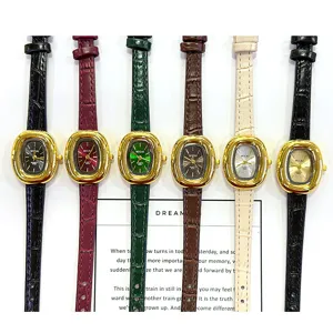Detailansicht der Vintage Damen Quarzuhr mit ovalem Gehäuse und geprägtem Lederarmband.