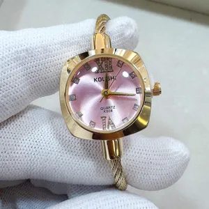 Orologio al quarzo quadrato dorato da donna KOUSHI con quadrante rosa e cinturino.