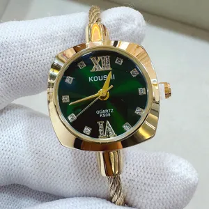 Primo piano di orologio donna al quarzo con quadrante verde e cinturino a cavo dorato.