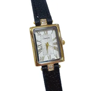 Reloj de mujer vintage rectangular SUNLIFEX con correa de piel y números romanos clásicos.