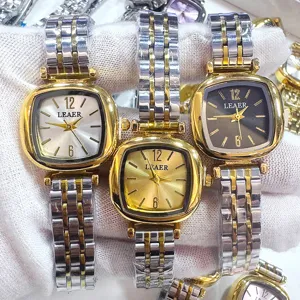 Vista detallada del reloj de cuarzo cuadrado para mujer LEAER con correa de metal elegante.