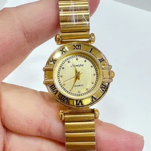 Gouden dames quartz horloge met vintage bamboe metalen band en mooie klassieke Romeinse cijfers.