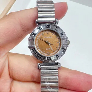 Dames quartz horloge in vintage stijl met bamboe stalen band en oranje gestructureerde wijzerplaat.