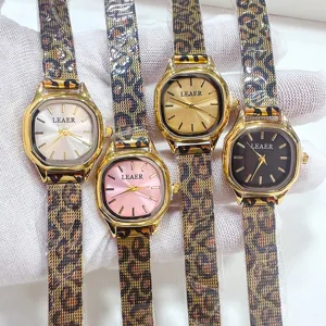 Reloj de cuarzo para mujer octogonal vintage con correa de malla de leopardo y oro.