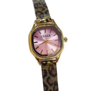 Reloj de cuarzo dorado para mujer con esfera octagonal rosa y correa con estampado de leopardo.
