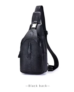Borsa da petto uomo vera pelle vista dettagliata, borsa a tracolla coccodrillo nera primo piano.