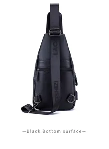 Borsa petto uomo vera pelle elegante superficie nera vista dettagliata ravvicinata.