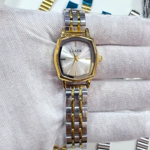 Elegante vrouwen kwarts horloge met veelhoekige wijzerplaat en tweekleurige stalen band.