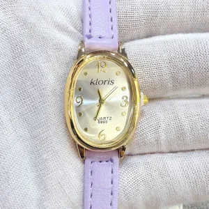 Kloris Damen Armbanduhr Detail, ovale Quarz-Uhr, helllila Lederarmband, Goldgehäuse.