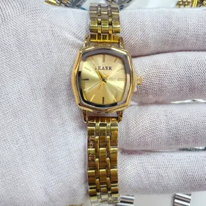 Gouden dameshorloge met kwartsuurwerk, een polygone kast and een stijlvolle stalen band.