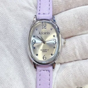 Kloris Damen Quarzarmbanduhr mit ovalem silbernen Zifferblatt und violettem Lederarmband
