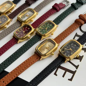 Gros plan de montres à quartz rétro rectangulaires à chiffres romains et bracelets en cuir.