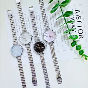 Reloj de cuarzo para mujer con correa de malla de metal y esfera redonda minimalista.