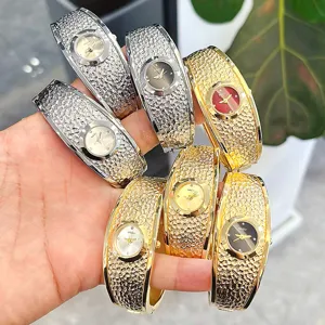 Orologio da Donna a Bracciale in Lega Martellata Vintage Elegante Cinturino Largo Quadrante Tondo Orologio da Polso al Quarzo Gioielli