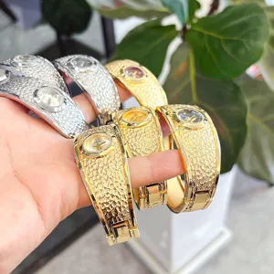 Orologio rigido da polso vintage in metallo texturized per donna, elegante orologio bracciale.