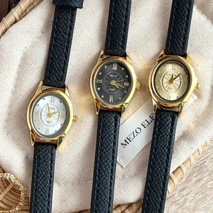 Detailansicht von Damen Quarzuhr mit schwarzem Lederarmband und elegantem ovalem Zifferblatt.