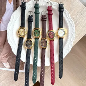 Detailansicht exquisiter Vintage-Damenuhren mit kleinen Zifferblättern und feinen Lederarmbändern.