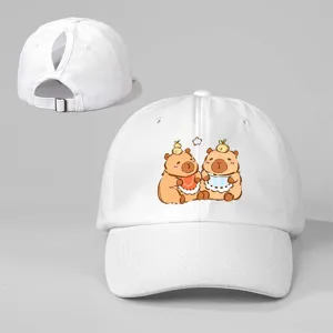 Weiße Pferdeschwanz-Baseballkappe mit süßem Capybara-Print und verstellbarer Metallschnalle.
